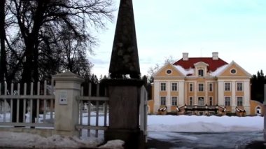 büyük bir çit ile Estonya Baltık ve manor evde eski giriş kapısı