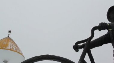 Bisiklet bir adam heykeli