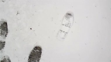 kar ve bir teepee bulunan ayak sesleri
