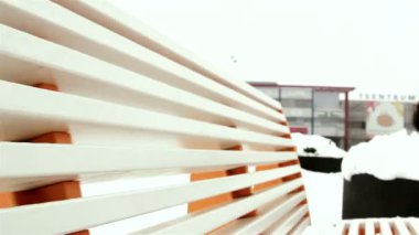 ahşap bir parkta bankta