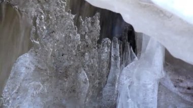 een haasten water proberen te smelten van de sneeuw