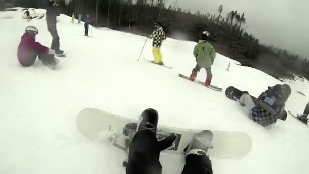 En hand håller baren går upp — Stockvideo