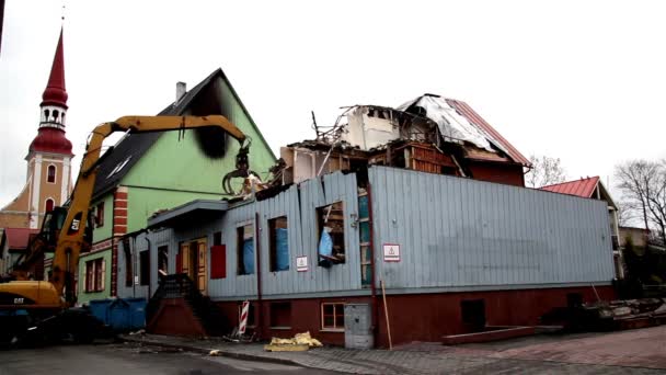 Una retroexcavadora está destruyendo la casa — Vídeos de Stock