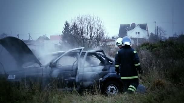 Vigili del fuoco che controllano l'auto con il fumo — Video Stock