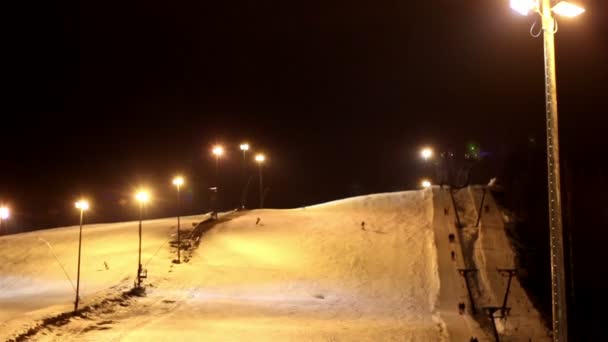 De weergave van een ski-oord in de nacht — Stockvideo