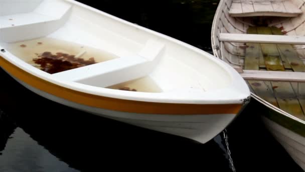 Weißes Ruderboot mit orangefarbenen Belägen — Stockvideo