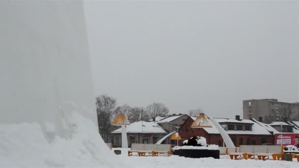 En park med bänkar är täckta med snö — Stockvideo