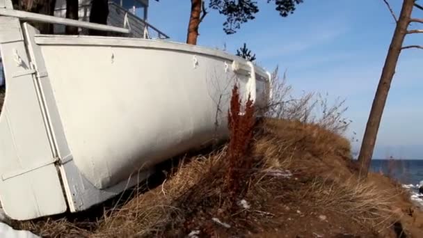 Un barco blanco en espera — Vídeos de Stock