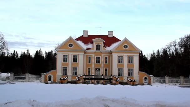 Das große cremefarbene alte Herrenhaus in Estland baltischen — Stockvideo