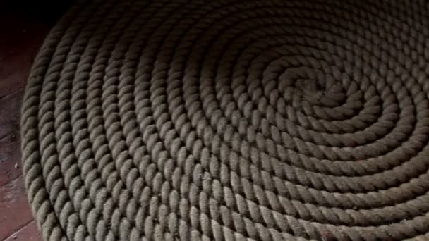 Рулон большой веревки на полу — стоковое видео