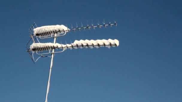 Antenas cubiertas de nieve blanca — Vídeos de Stock