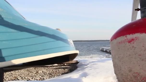 Ein Boot auf den Kopf gestellt — Stockvideo