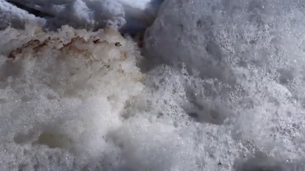 Білі бульбашки, створені зі швидкої води — стокове відео