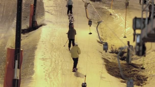 Twee rijstroken van mensen skiën — Stockvideo