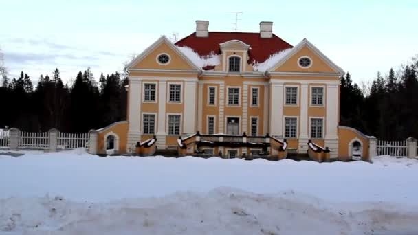 La vista di una grande vecchia casa padronale in Estonia Baltico — Video Stock