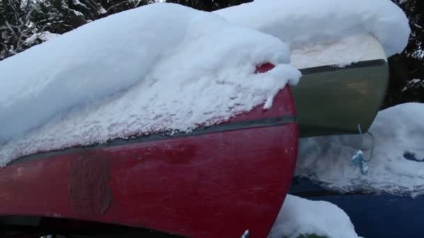 Vier umgekippte Boote sind mit Schnee bedeckt — Stockvideo