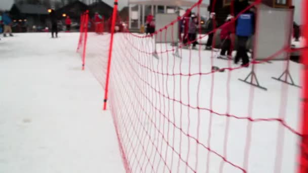 Röda netto på skidorten — Stockvideo