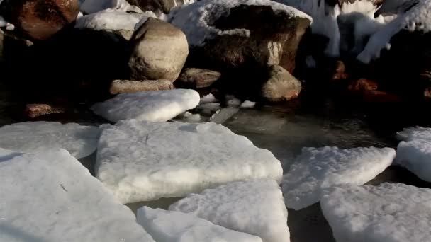 Snow caps flyter på vattnet — Stockvideo