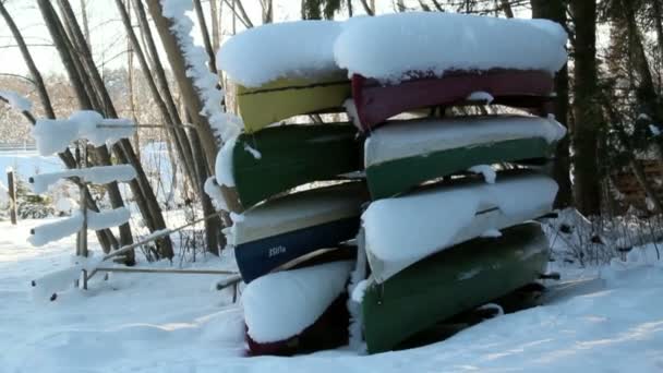 Acht boten ondersteboven gedraaid zijn bedekt met sneeuw — Stockvideo