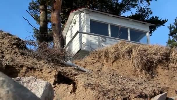 Uma casa branca perto do penhasco — Vídeo de Stock