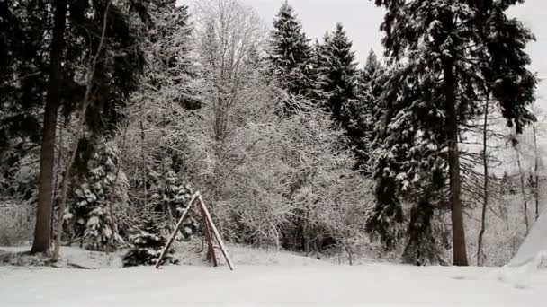 En stor tältkåta på snön — Stockvideo
