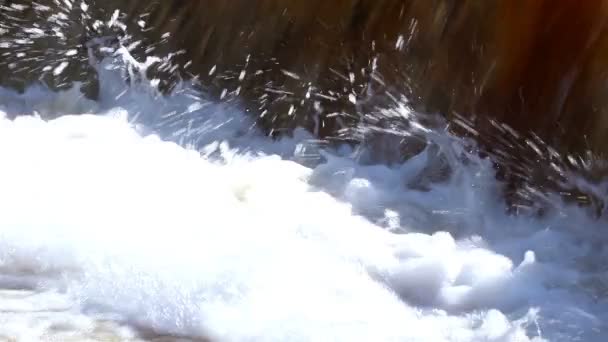 Ορμώντας νερό στο φράγμα — Αρχείο Βίντεο
