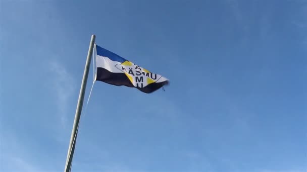 Een wuivende vlag kasmu — Stockvideo