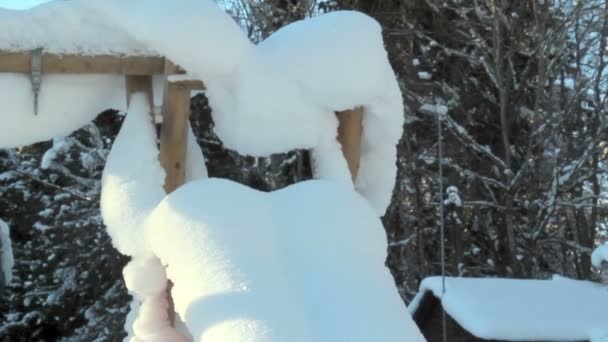 Eine dreieckige Stange mit Schnee gefüllt — Stockvideo