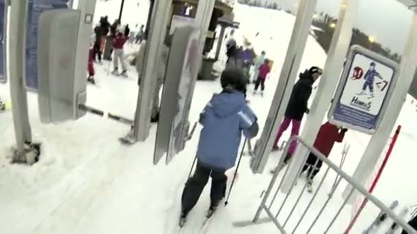 Ένα χέρι απελευθερώνει τον πήχη για σκι — Αρχείο Βίντεο