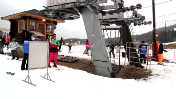 Twee mannen beginnen te rijden op de ski — Stockvideo