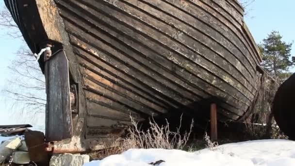 Un barco naufragado abandonado — Vídeos de Stock