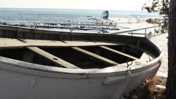 Um barco abandonado perto da costa — Vídeo de Stock