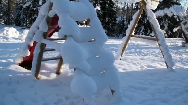 Neve spessa che copre il parco giochi — Video Stock