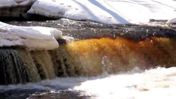 Kontinuerligt flöde av vatten till ström — Stockvideo