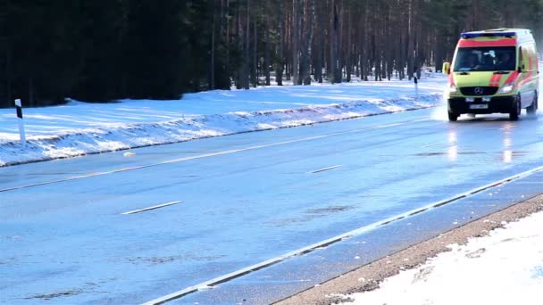 Twee auto's lopen snel op de weg met sneeuw — Stockvideo