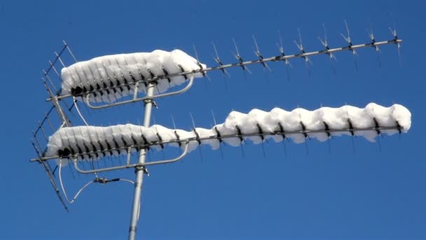 Twee antennes bedekt met sneeuw — Stockvideo