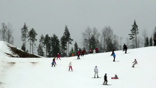 Veel mensen zijn skiën op het resort — Stockvideo