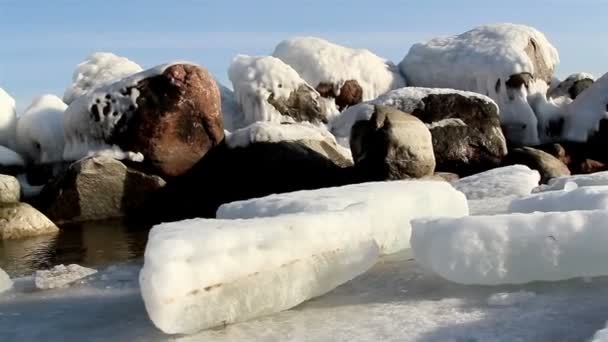 Grandi rocce sulla spiaggia con neve — Video Stock