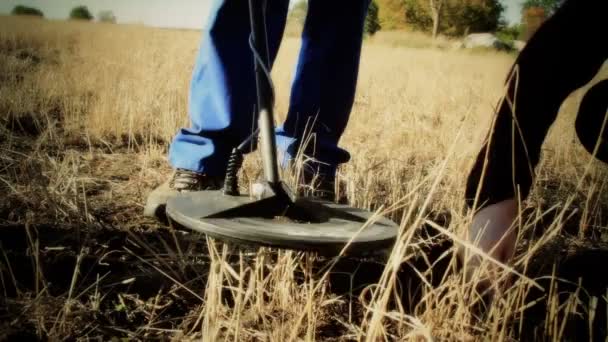 Holding the metal detector grass cutter — Stock Video