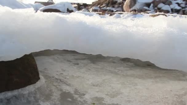 Eine Schneekappe auf Felsen — Stockvideo