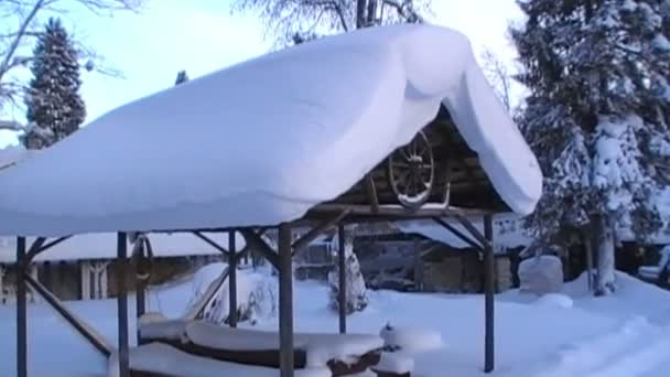 Taket i skjulet är täckt av mycket snö — Stockvideo