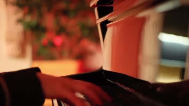Una chica tocando el piano — Vídeo de stock