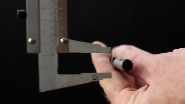 Ett skjutmått att få mätning av skruven — Stockvideo
