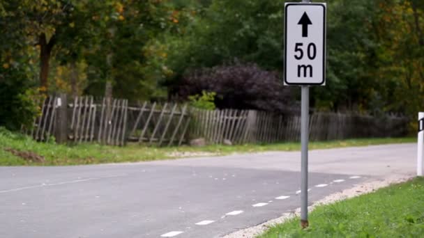 Panneau routier trouvé sur le côté de la route 