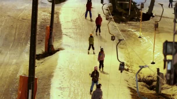 Una pila de gente esquiando — Vídeos de Stock