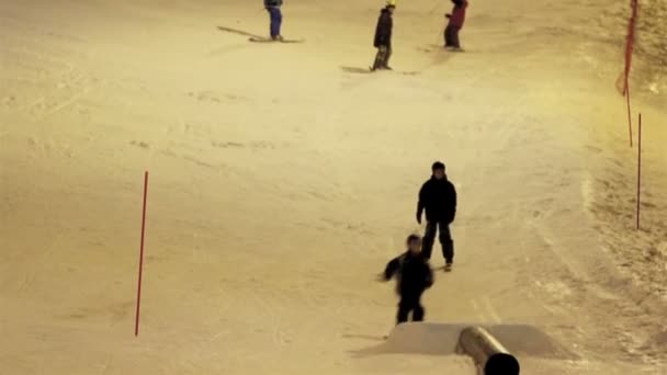 Двое детей устраивают выставку снега — стоковое видео