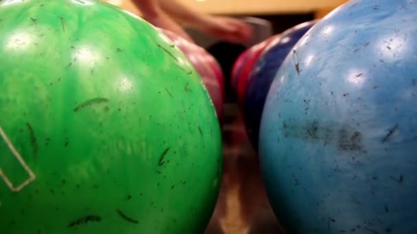 Bild der Bowlingkugel auf den Kopf stellen — Stockvideo