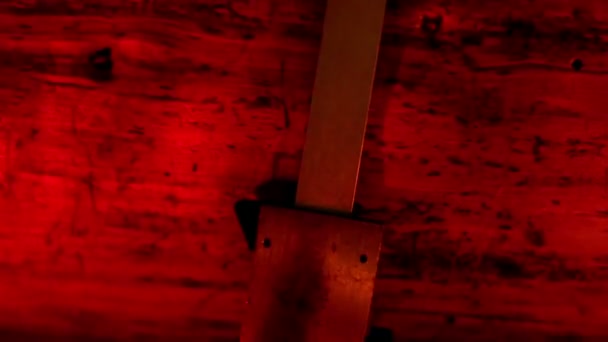 Caliper sotto una stanza illuminata di rosso — Video Stock