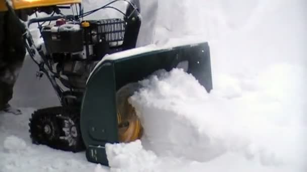 使用在人行道上的雪耕种者 — 图库视频影像