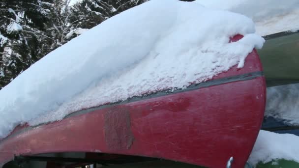 Bunte Boote mit Schnee bedeckt — Stockvideo